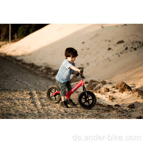 Kinder fahren auf Style Bike / Balance Bike für Baby